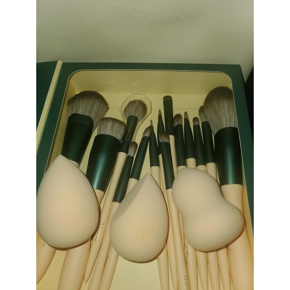 DUcare Christmas 18Pcs Makeup Gift Set With 14pcs Brush 3 Sponges 1 Cosmetic Bag